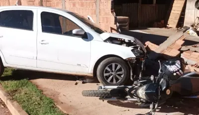 Imagem da notícia Motociclista quebra a perna após batida com carro em cruzamento de Coxim